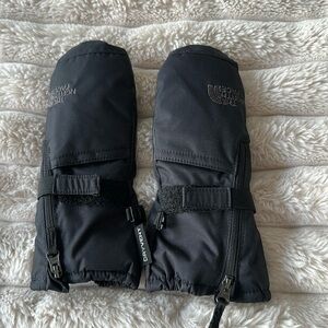 The North Face winter gloves size 5t never worn